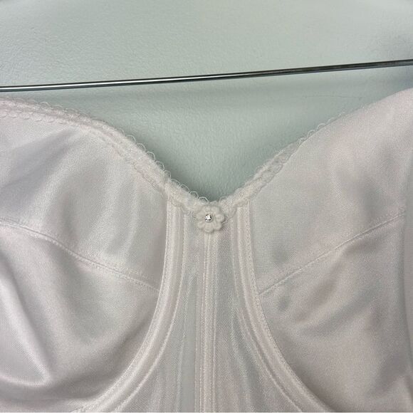 Elegant White Bustier Top - Picture 15 of 16